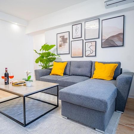 Refreshingly Chic: Newly Renovated 2Br Apartment ブカレスト エクステリア 写真
