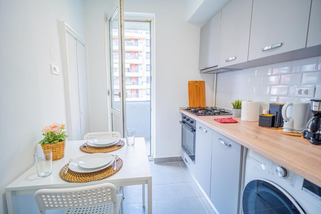 Refreshingly Chic: Newly Renovated 2Br Apartment ブカレスト エクステリア 写真