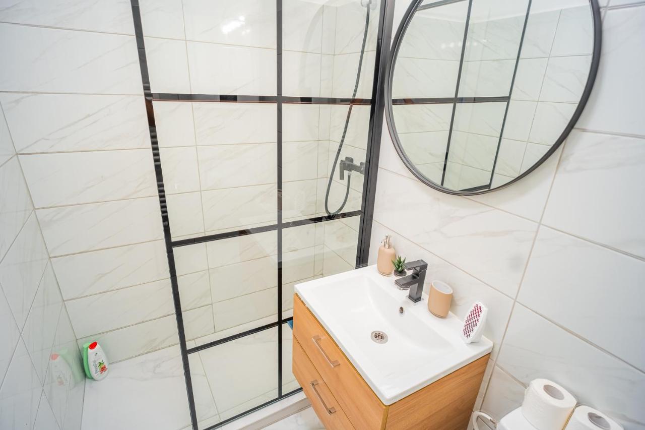 Refreshingly Chic: Newly Renovated 2Br Apartment ブカレスト エクステリア 写真