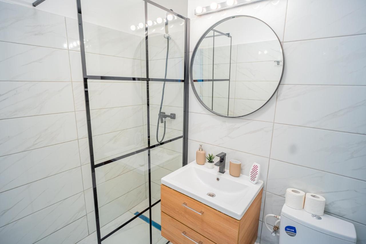 Refreshingly Chic: Newly Renovated 2Br Apartment ブカレスト エクステリア 写真
