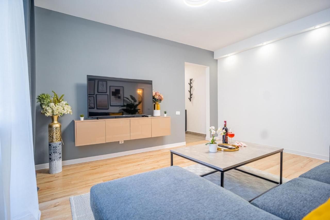 Refreshingly Chic: Newly Renovated 2Br Apartment ブカレスト エクステリア 写真